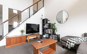 Roomy Loft 2 Bedroom With Free Parking Zodiak Stays